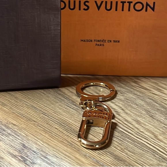 NEW Authentic Louis Vuitton Anokre Key Chain & Louis Vuitton Box Case - Picture 3 of 15